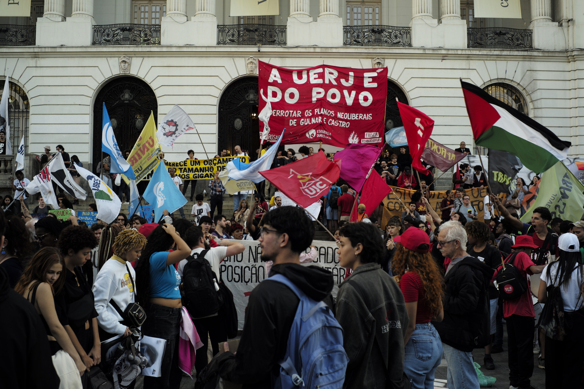 Estudantes e profissionais de educa&ccedil;&atilde;o realizaram ato no Centro pedindo melhorias para classes - Pedro Teixeira/Ag&ecirc;ncia O Dia