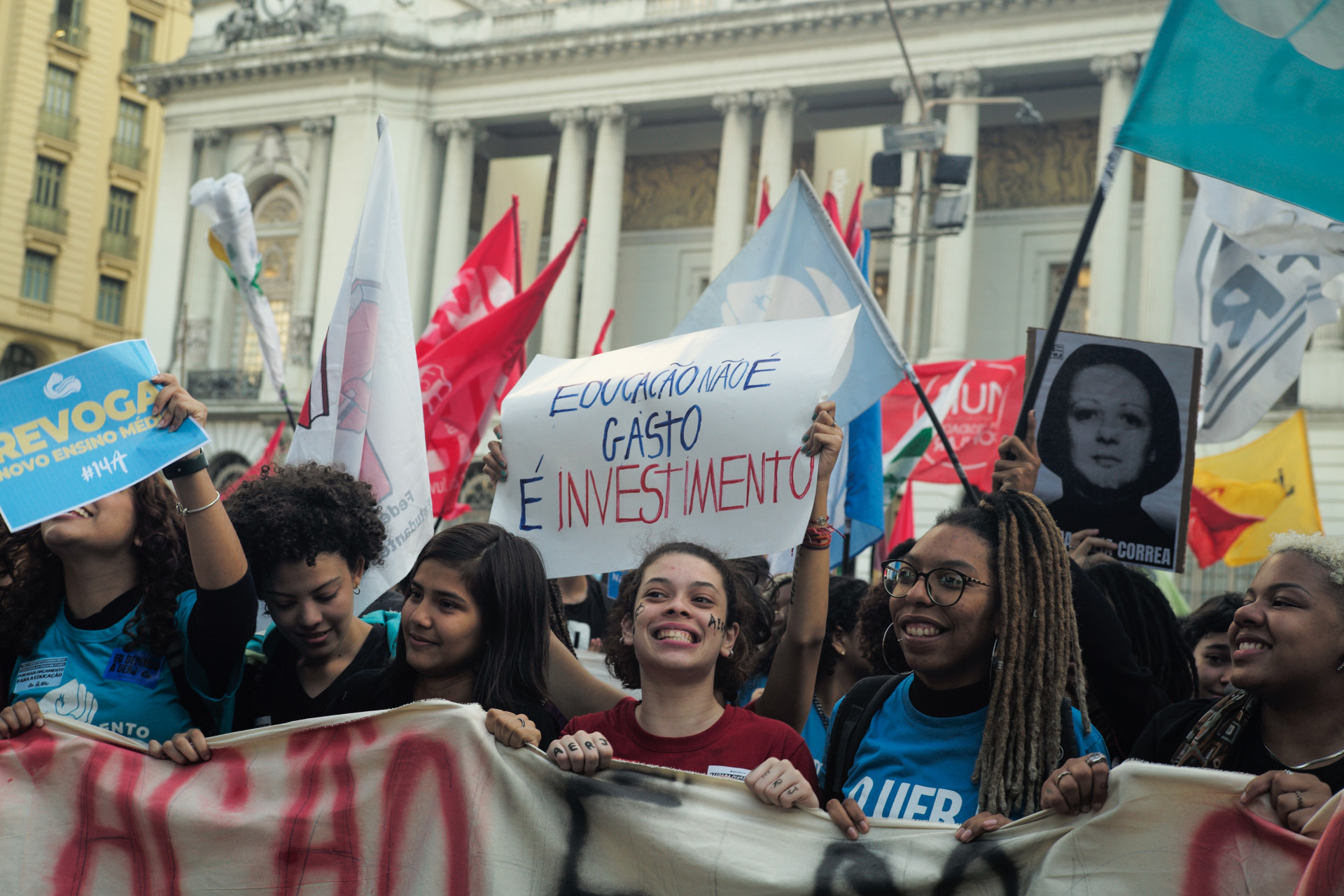 Estudantes e profissionais de educa&ccedil;&atilde;o realizaram ato no Centro pedindo melhorias para classes - Pedro Teixeira/Ag&ecirc;ncia O Dia