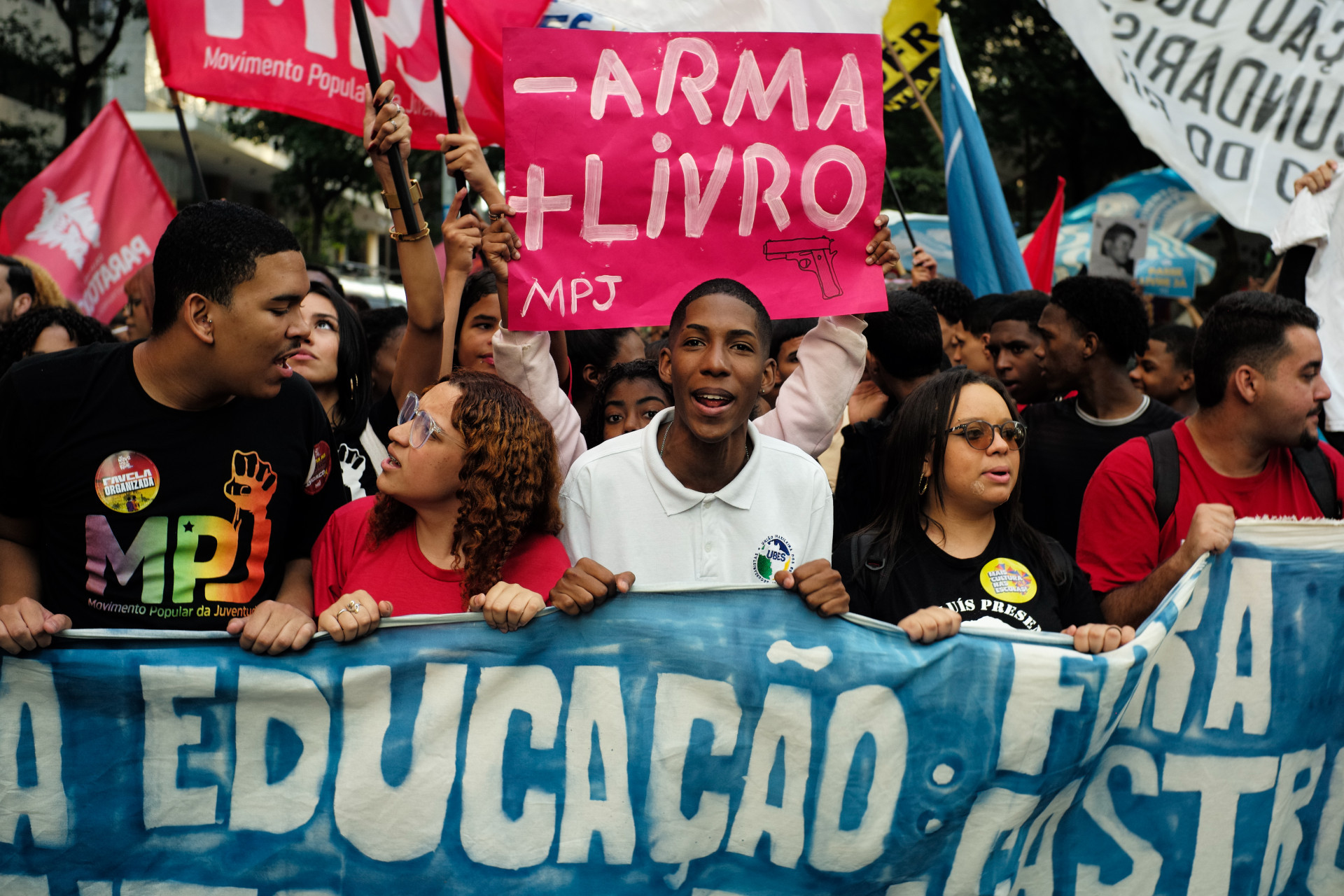 Estudantes e profissionais de educa&ccedil;&atilde;o realizaram ato no Centro pedindo melhorias para classes - Pedro Teixeira/Ag&ecirc;ncia O Dia