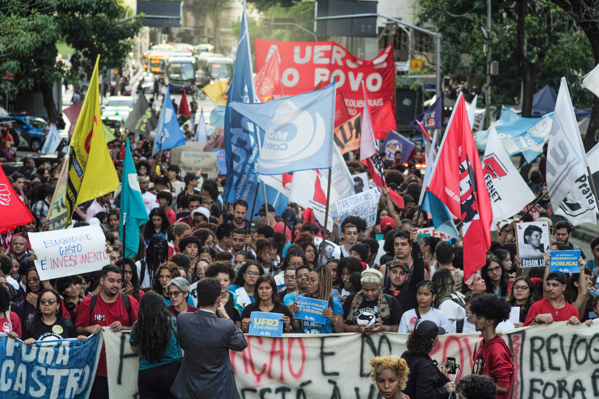 Estudantes e profissionais de educa&ccedil;&atilde;o realizaram ato no Centro pedindo melhorias para classes - Pedro Teixeira/Ag&ecirc;ncia O Dia