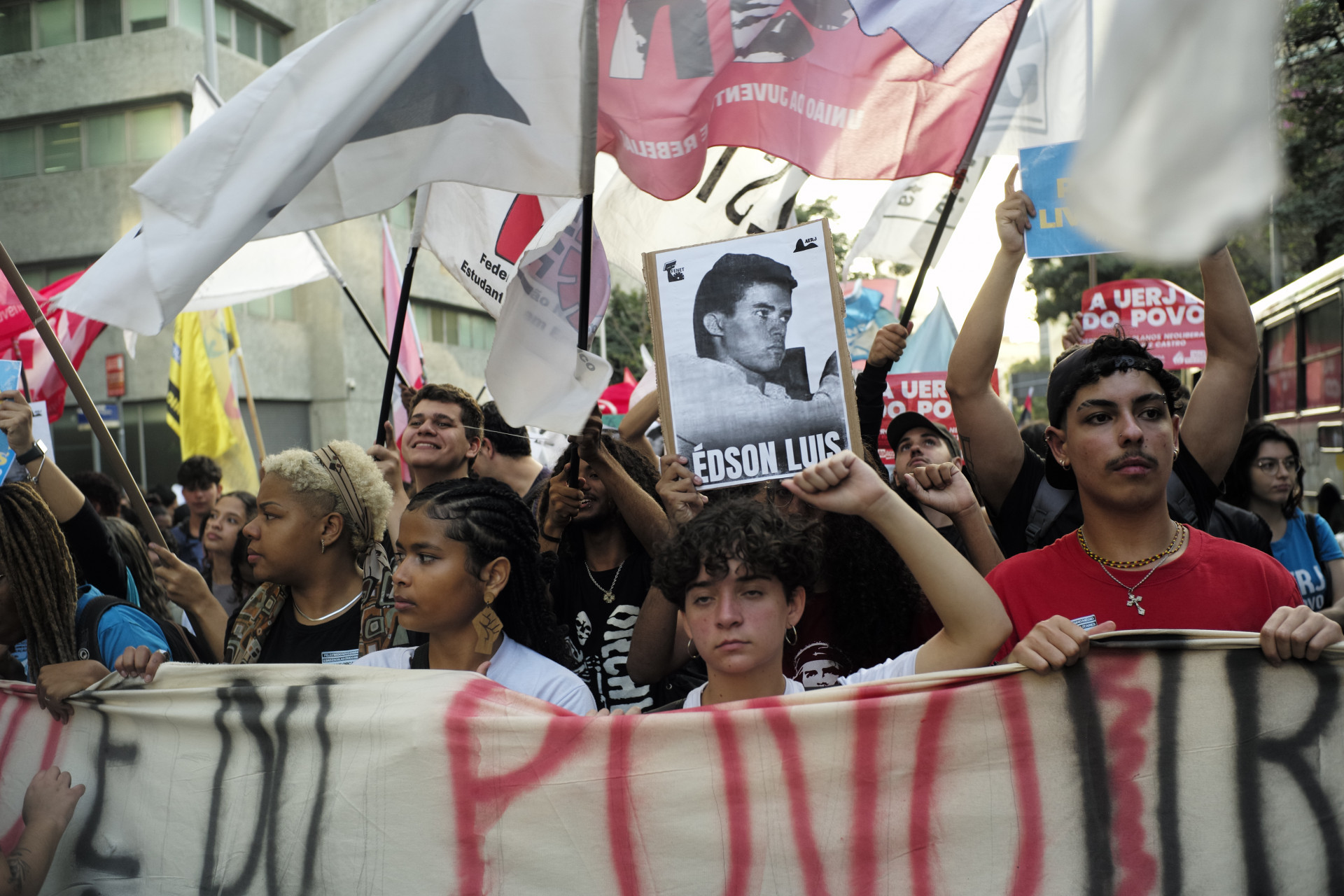 Estudantes e profissionais de educa&ccedil;&atilde;o realizaram ato no Centro pedindo melhorias para classes - Pedro Teixeira/Ag&ecirc;ncia O Dia