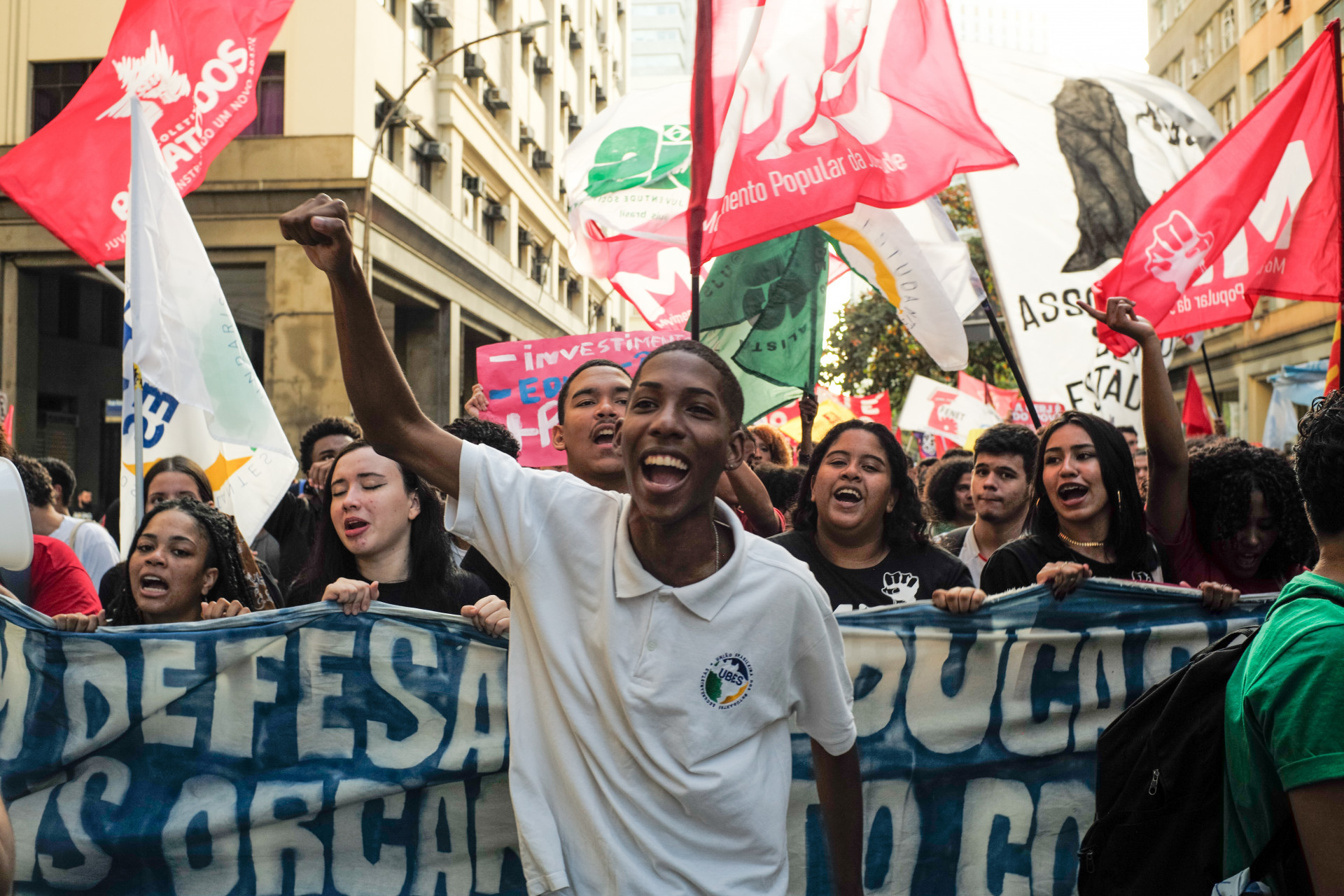 Estudantes e profissionais de educa&ccedil;&atilde;o realizaram ato no Centro pedindo melhorias para classes - Pedro Teixeira/Ag&ecirc;ncia O Dia