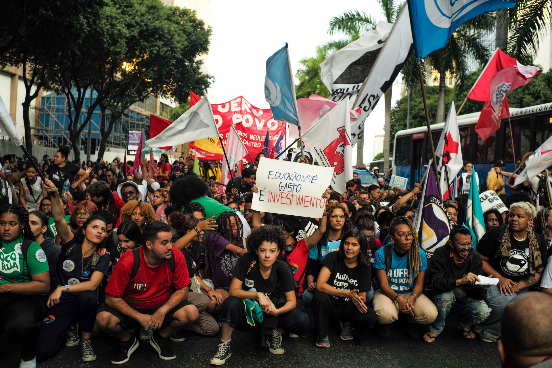 Estudantes e profissionais de educa&ccedil;&atilde;o realizaram ato no Centro pedindo melhorias para classes - Pedro Teixeira/Ag&ecirc;ncia O Dia