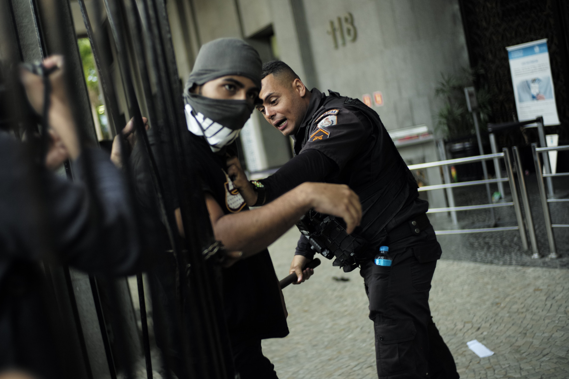 Manifesta&ccedil;&atilde;o de estudantes termina com invas&atilde;o a pr&eacute;dio da Faperj, no Centro - Pedro Teixeira/Ag&ecirc;ncia O Dia