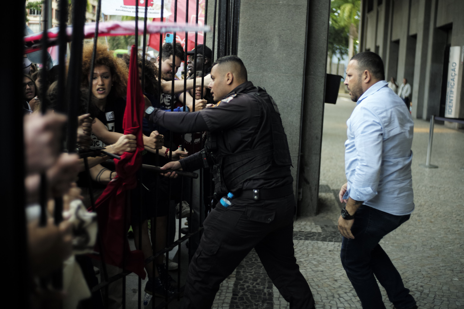 Manifesta&ccedil;&atilde;o de estudantes termina com invas&atilde;o a pr&eacute;dio da Faperj, no Centro - Pedro Teixeira/Ag&ecirc;ncia O Dia
