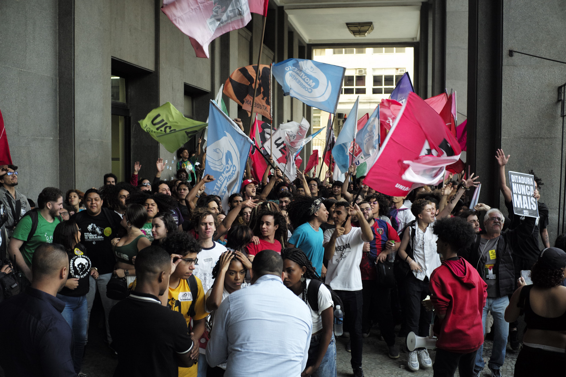 Manifesta&ccedil;&atilde;o de estudantes termina com invas&atilde;o a pr&eacute;dio da Faperj, no Centro - Pedro Teixeira/Ag&ecirc;ncia O Dia