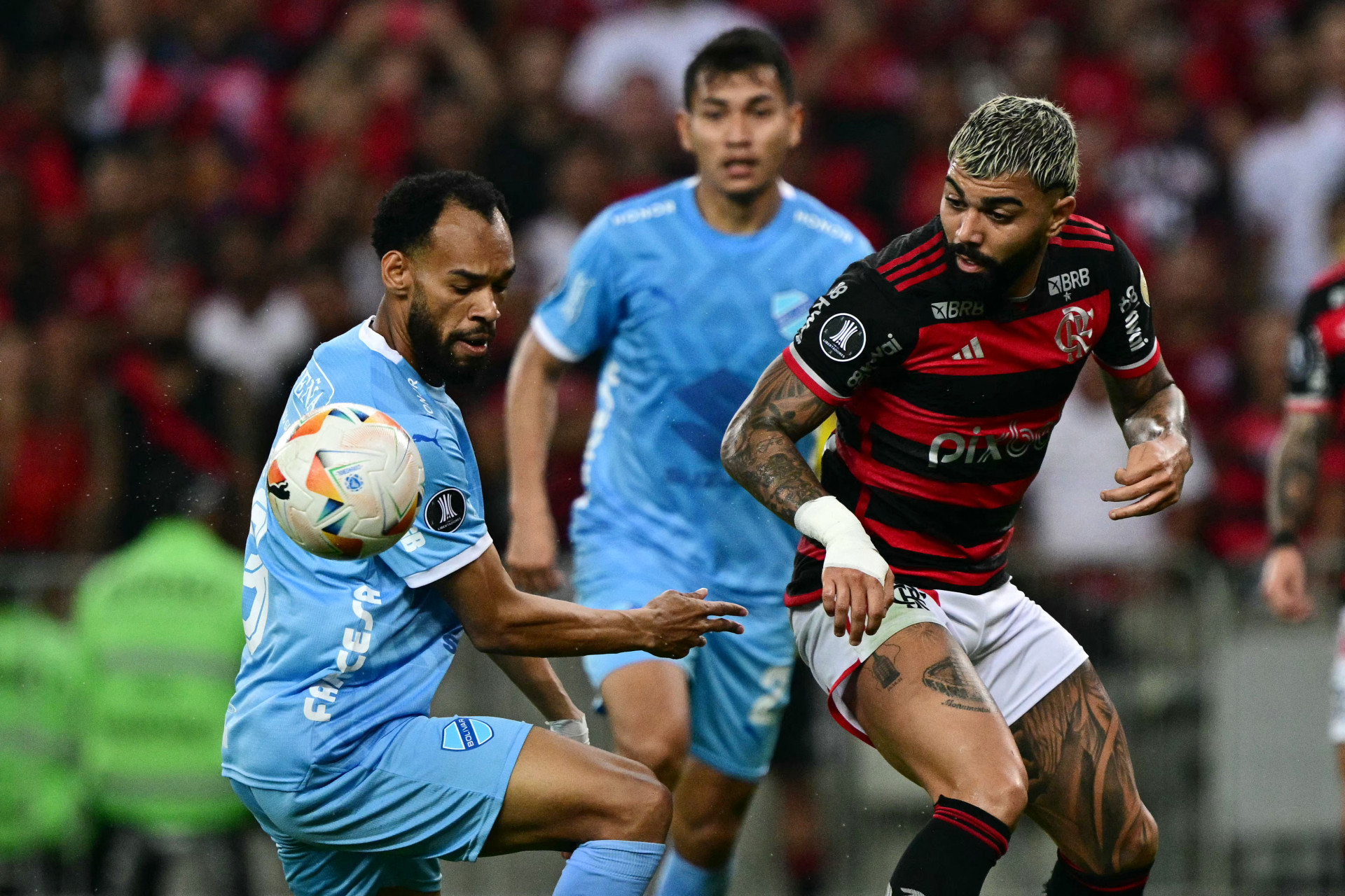 Gabigol entrou no lugar de Pedro, lesionado, e tamb&eacute;m sentiu desconforto muscular - Pablo Porciuncula/AFP