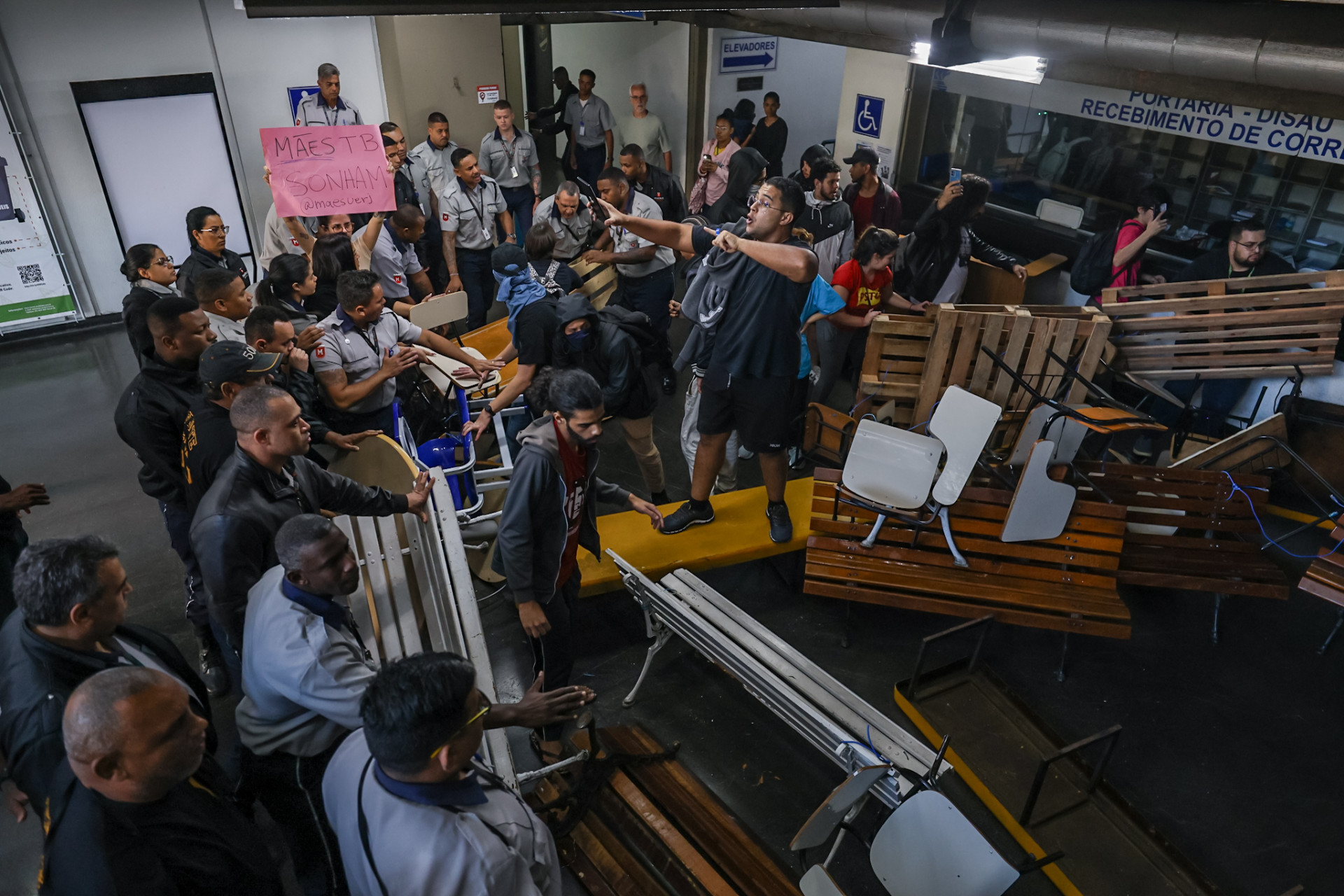 Manifestação de estudantes na UERJ nesta quinta-feira (15). Fotos: Renan Areias/ Agência O Dia - Renan Areias/ Agência O Dia