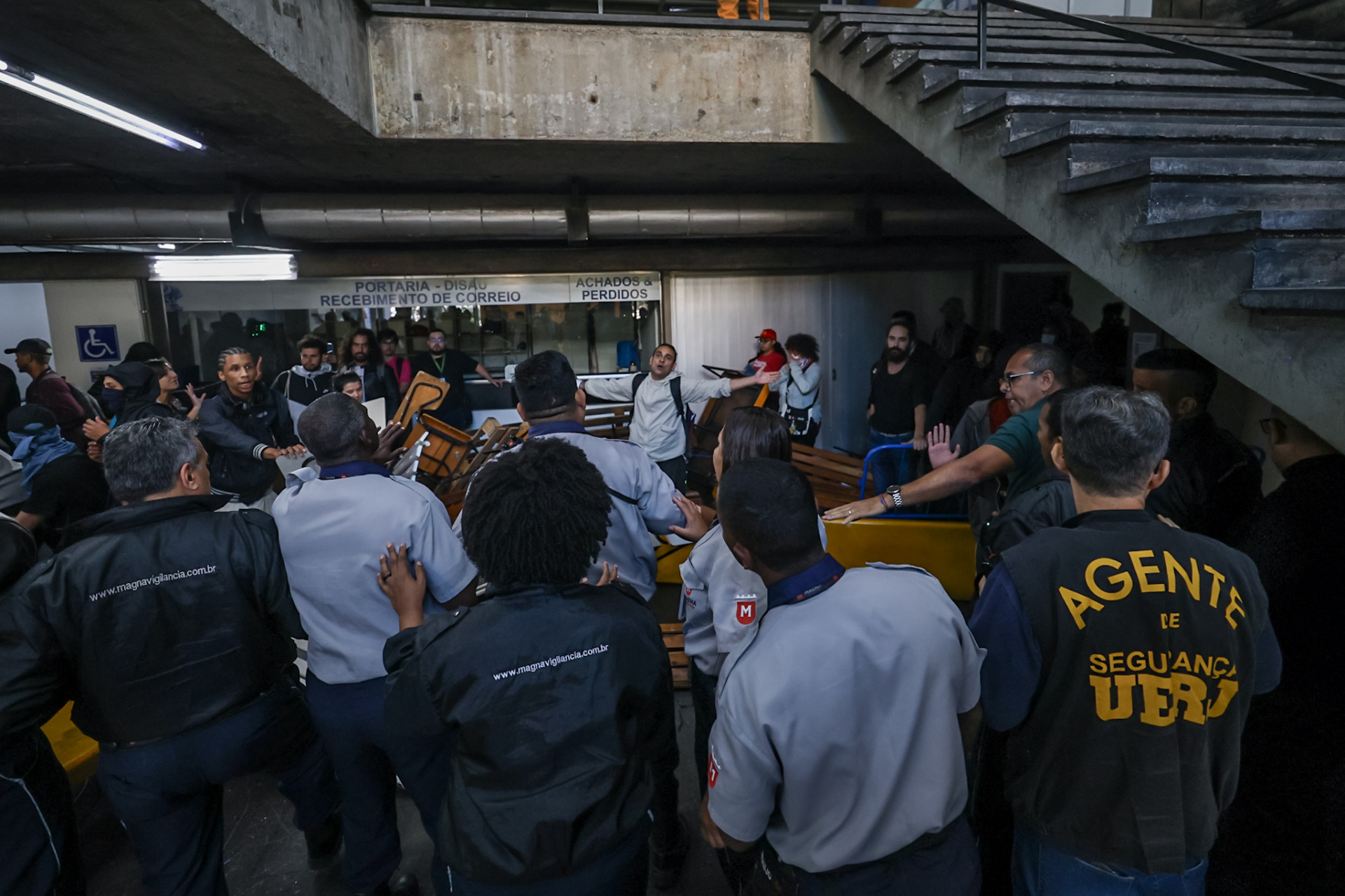 Manifestação de estudantes na UERJ nesta quinta-feira (15). Fotos: Renan Areias/ Agência O Dia - Renan Areias/ Agência O Dia