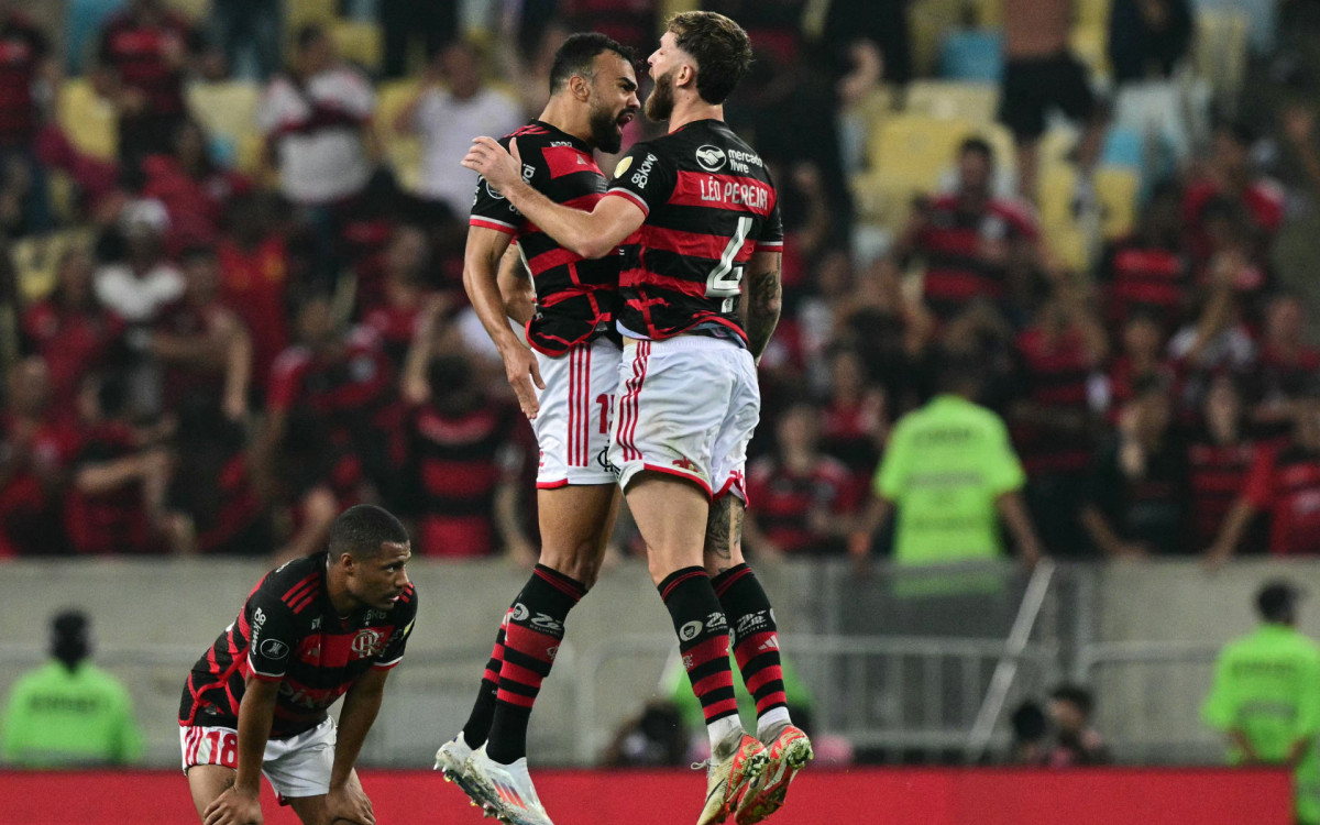 Flamengo's defender Leo Pereira (R) celebrates with Flamengo's defender Fabricio Bruno after scoring his team's second goal during the Copa Libertadores round of 16 first leg football match between Brazil's Flamengo and Bolivia's Bolivar at the Maracana stadium, in Rio de Janeiro, Brazil, on August 15, 2024. - Pablo Porciuncula/AFP