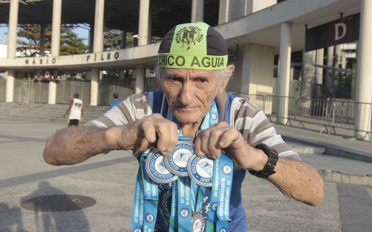 Chico &Aacute;guia come&ccedil;ou a correr aos 62 anos
