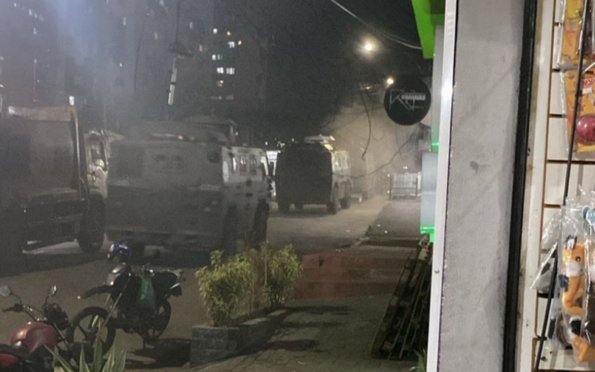 Blindados da corporação circulam na comunidade desde quarta