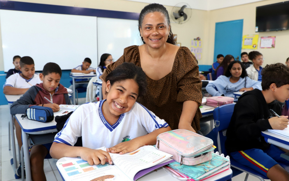 Município supera desafios e conquista o 1º lugar na região, destacando-se no cenário educacional do Rio de Janeiro