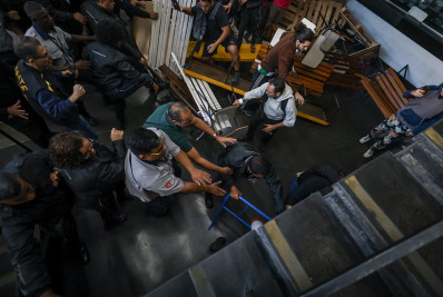 Manifestação de alunos na Uerj bloqueia acesso ao campus e termina em confusão com funcionários