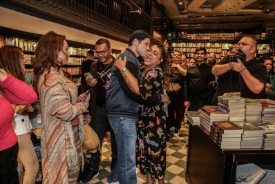 Preta Gil recebe carinho de famosos em lançamento de autobiografia no Rio