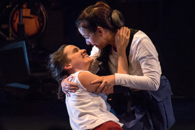 Débora Falabella interpreta vítima de estupro em peça 