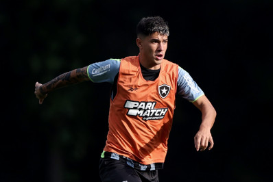 Botafogo intensifica busca por um lateral-direito após afastamento de Damián Suárez