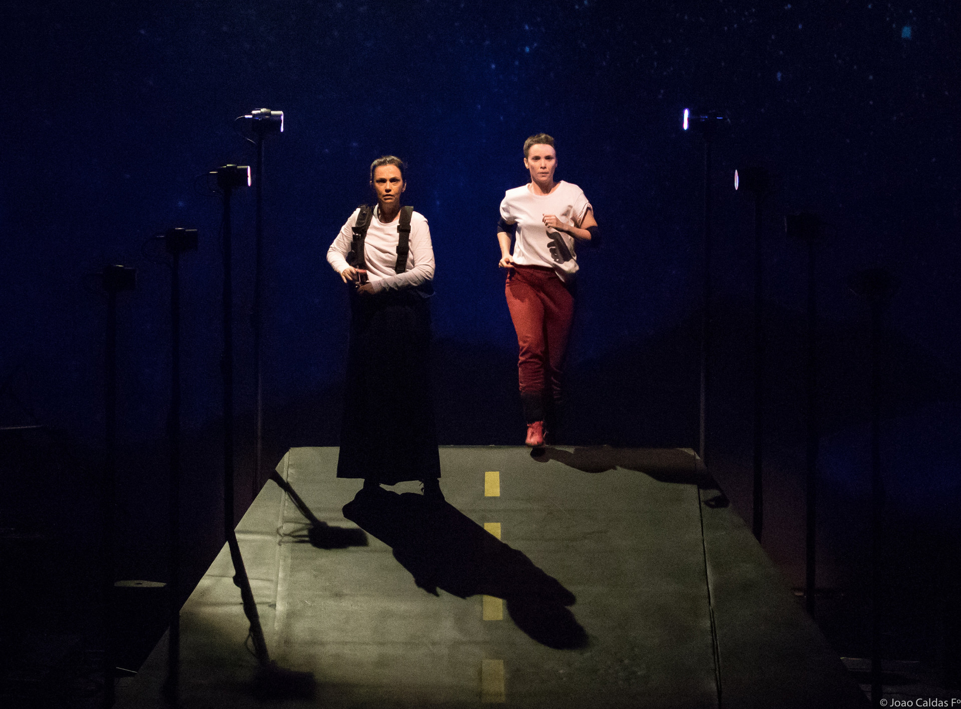 D&eacute;bora Falabella e Yara de Novaes apresentam 'Neste Mundo Louco, Nesta Noite Brilhante' - Divulga&ccedil;&atilde;o / Joao Caldas