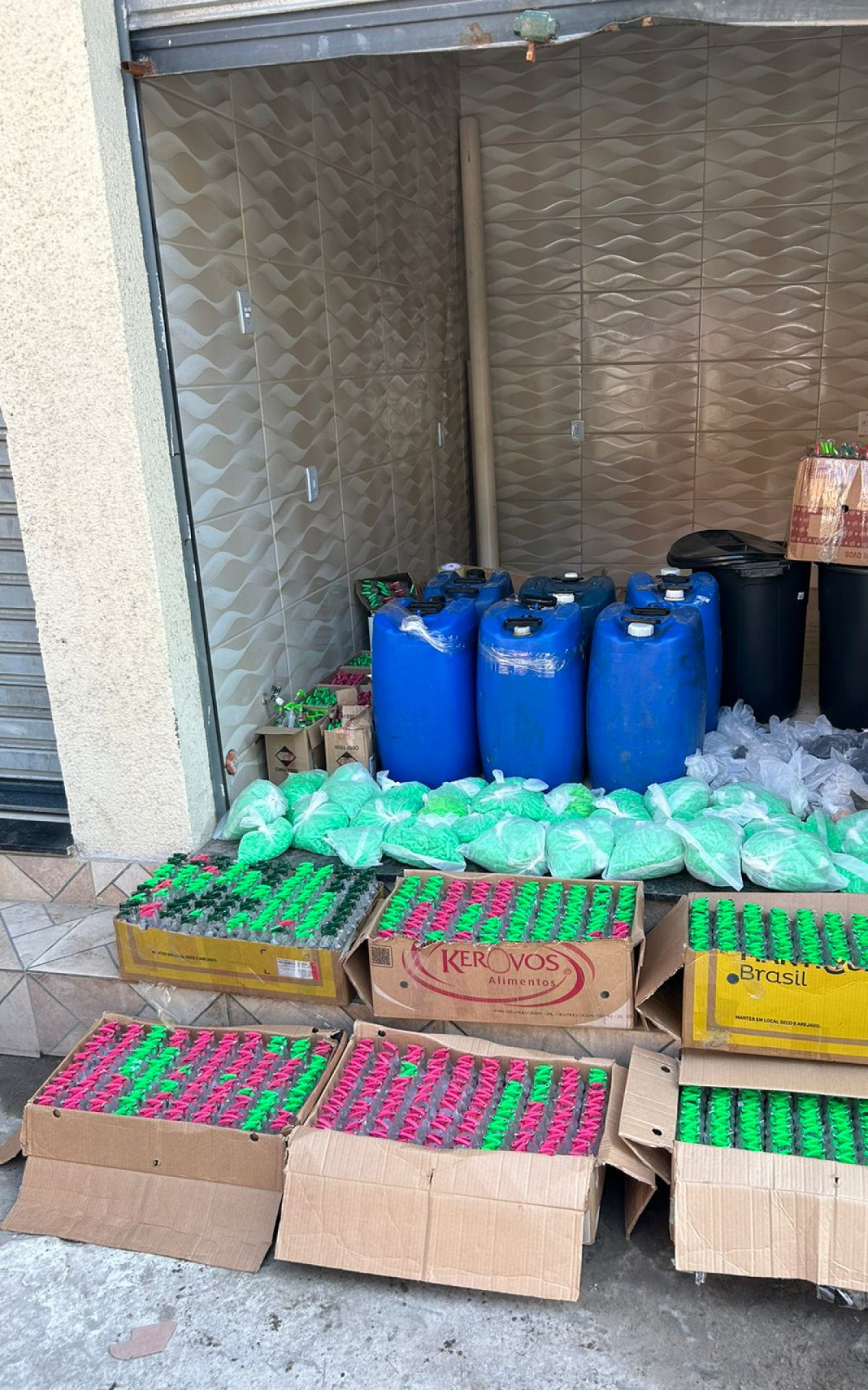 Ton&eacute;is e drogas encontrados pela Pol&iacute;cia Militar - Reprodu&ccedil;&atilde;o