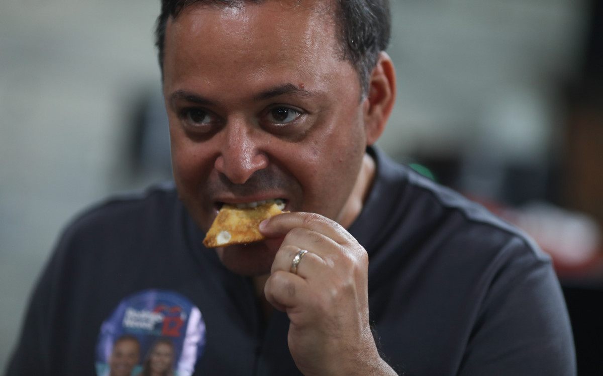 Candidatos a prefeitura de Niterói comem pastel na Gran Pastel Gourmet, nesta sexta-feira (16).