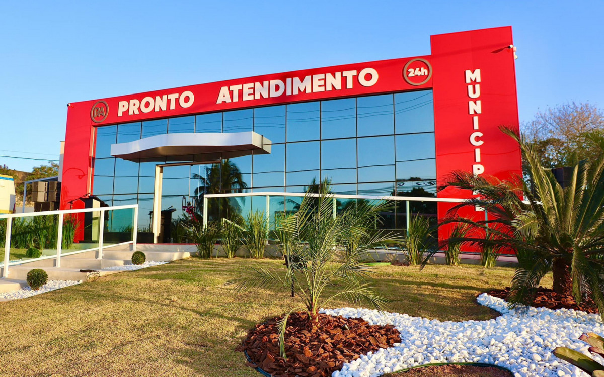 A nova unidade conta com equipamentos modernos e atendimento 24h, com médico clínico e equipe de enfermagem, leitos de observação adultos e pediátricos, sala de trauma, sala de raio-x, dispensação de medicamentos 24h, sala de procedimentos e consultórios