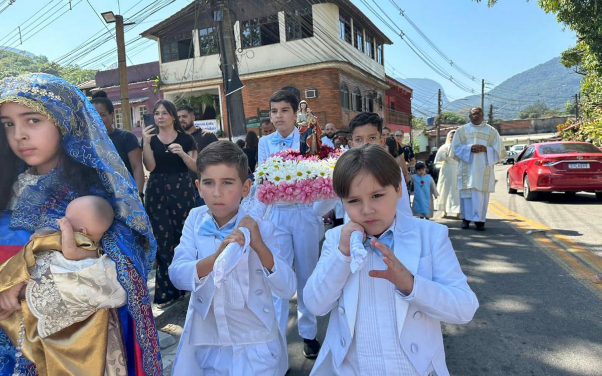 A Procissão Kids percorreu ruas de Guapimirim em devoção à Nossa Senhora da Ajuda, padroeira do município - Foto: Paróquia NS Ajuda Guapimirim - Redes Sociais