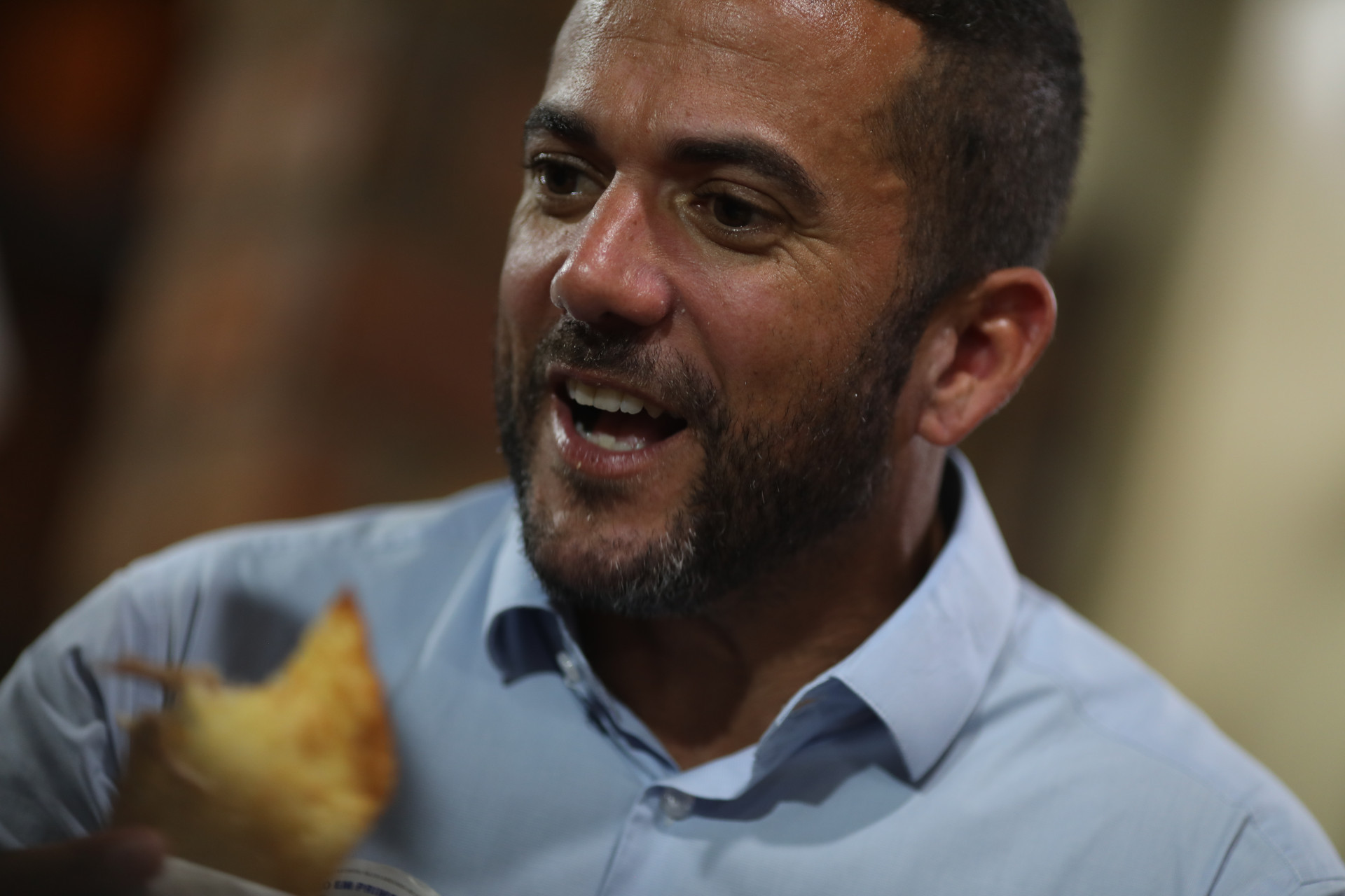 Candidatos a prefeitura de Niter&oacute;i comem pastel na Gran Pastel Gourmet, nesta sexta-feira (16). - Pedro Teixeira/Ag&ecirc;ncia O Dia