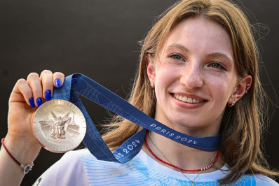 Ginasta romena recebe medalha de bronze após imbróglio com americana