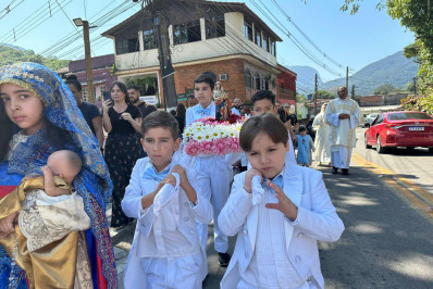 Dia da Padroeira é celebrado com procissões e missas nas ruas de Guapimirim