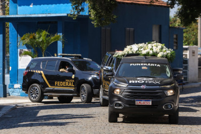 Policial federal morto em tentativa de assalto é enterrado no Cemitério de Inhaúma