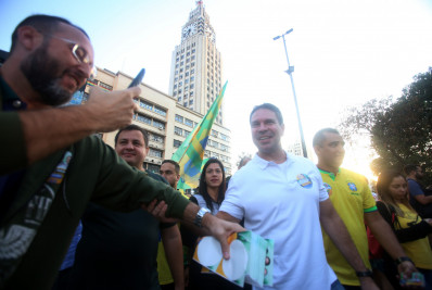 Ramagem inicia campanha à Prefeitura do Rio com caminhada na Central do Brasil