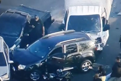 Acidente entre oito veículos provoca trânsito intenso na Linha Vermelha