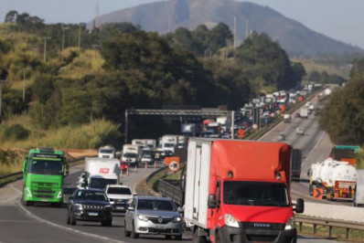 Acidente entre caminhão e carreta provoca bloqueio em rodovia de São Paulo