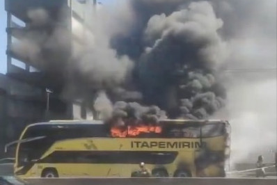 Ônibus pega fogo e causa interdições na Avenida Brasil