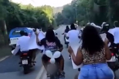 Motociclistas fazem protesto após PM matar jovem em Nova Iguaçu