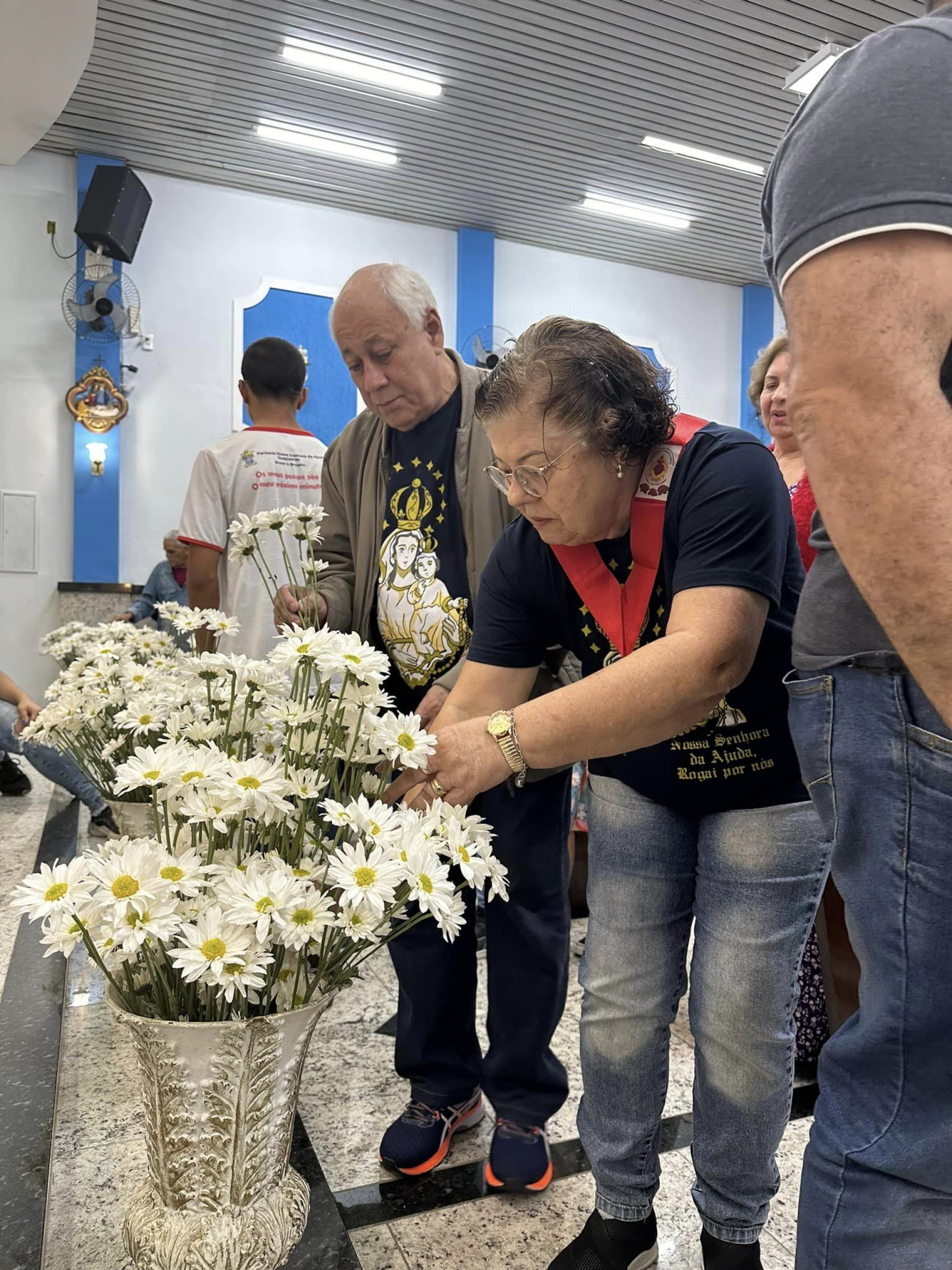 Fiéis católicos levam flores para Nossa Senhora da Ajuda, em Guapimirim