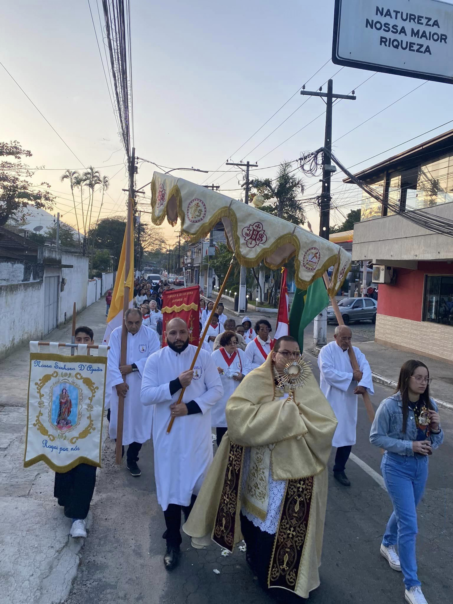 Procissão do Santíssimo Sacramento percorre ruas de Guapimirim