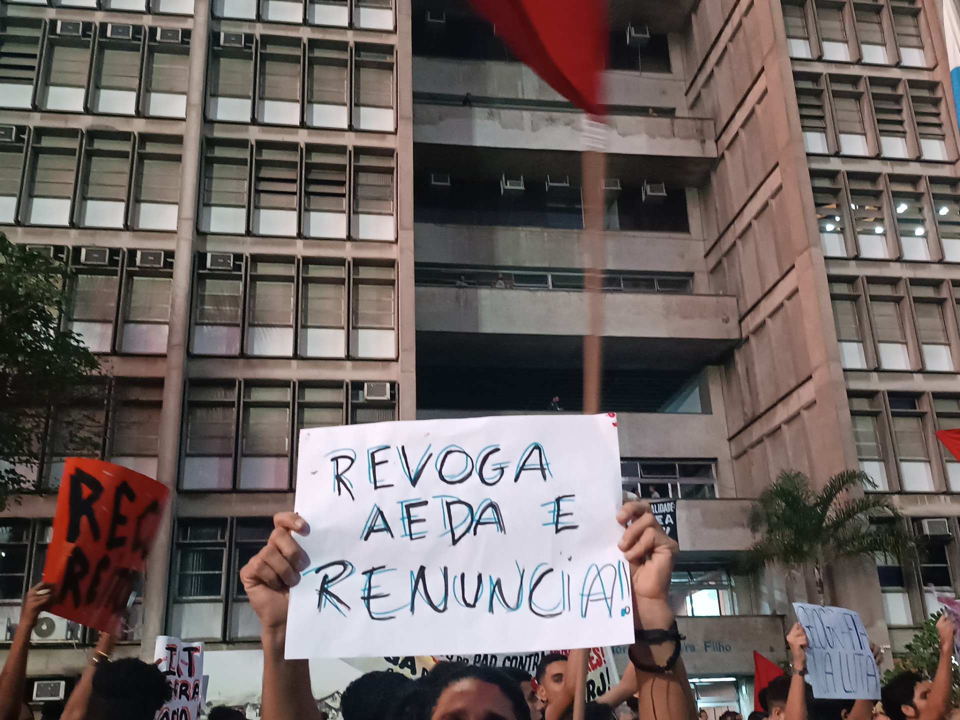 Alunos da Uerj voltam a protestar na frente da instituição, na noite desta sexta-feira (16) - Reprodução/Redes sociais