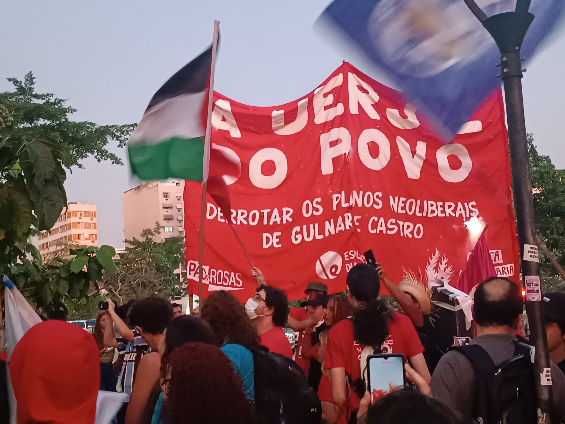 Alunos da Uerj voltam a protestar na frente da instituição, na noite desta sexta-feira (16) - Reprodução/Redes sociais