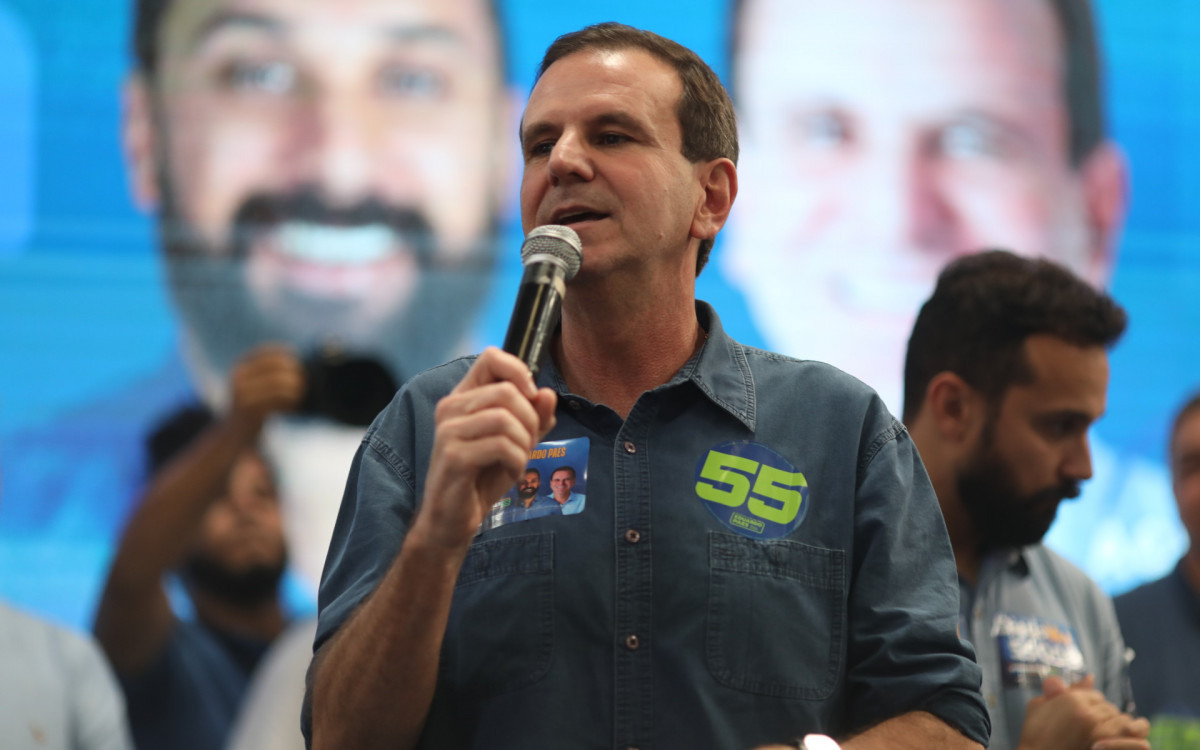 Prefeito Eduardo Paes discursa no Madureira Esporte Clube com outros candidatos, neste s&aacute;bado (17).  - Pedro Teixeira / Ag&ecirc;ncia O Dia