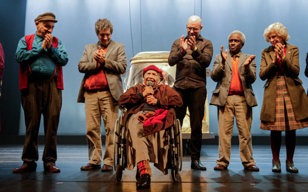 Nathalia Timberg vai às lágrimas após estrear espetáculo aos 95 anos