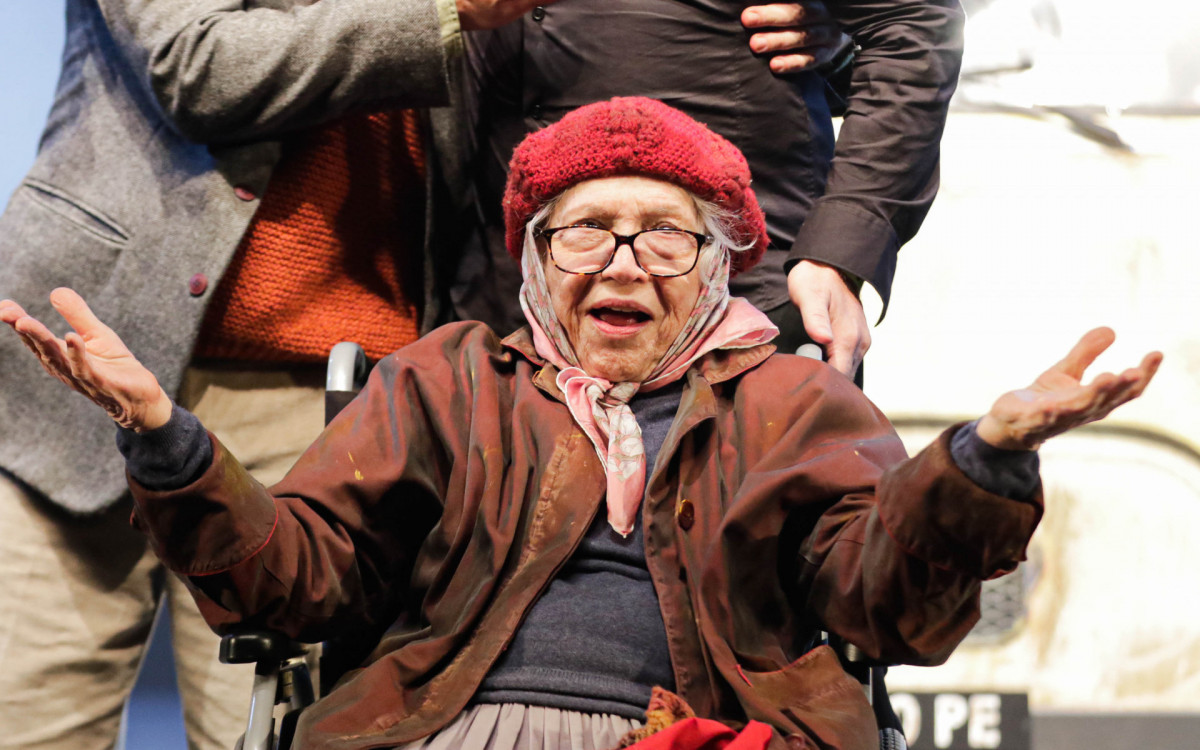 Nathalia Timberg vai às lágrimas após estrear espetáculo aos 95 anos