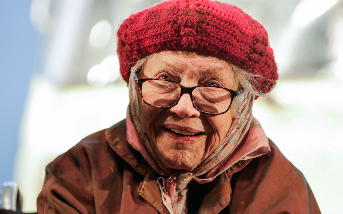 Nathalia Timberg vai às lágrimas após estrear espetáculo aos 95 anos