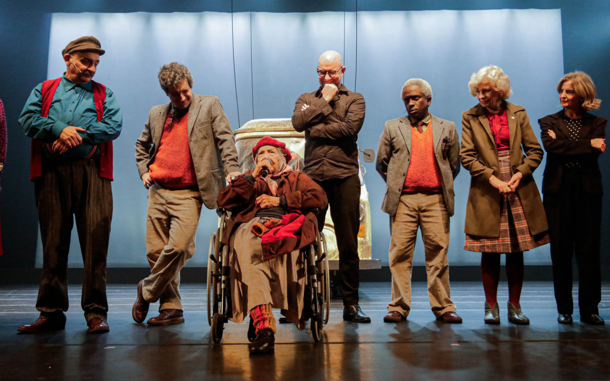 Nathalia Timberg vai às lágrimas após estrear espetáculo aos 95 anos