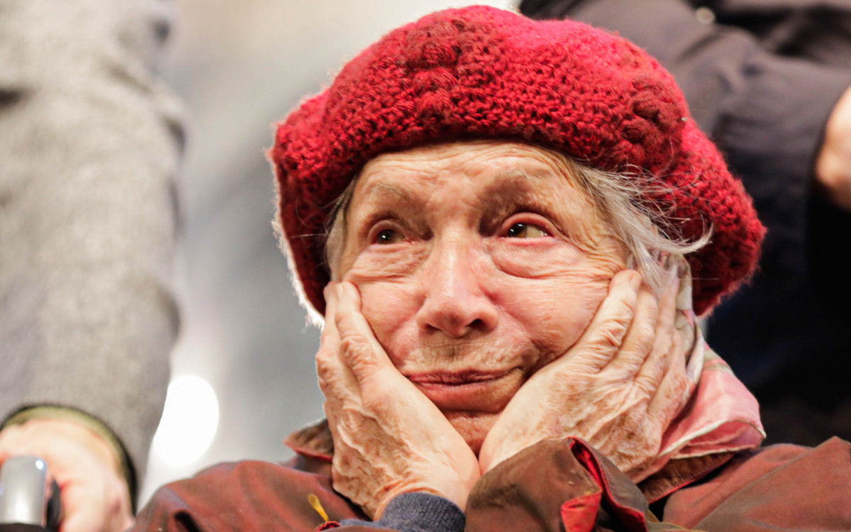 Nathalia Timberg vai às lágrimas após estrear espetáculo aos 95 anos