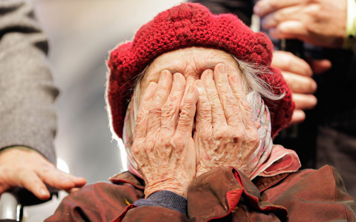 Nathalia Timberg vai às lágrimas após estrear espetáculo aos 95 anos