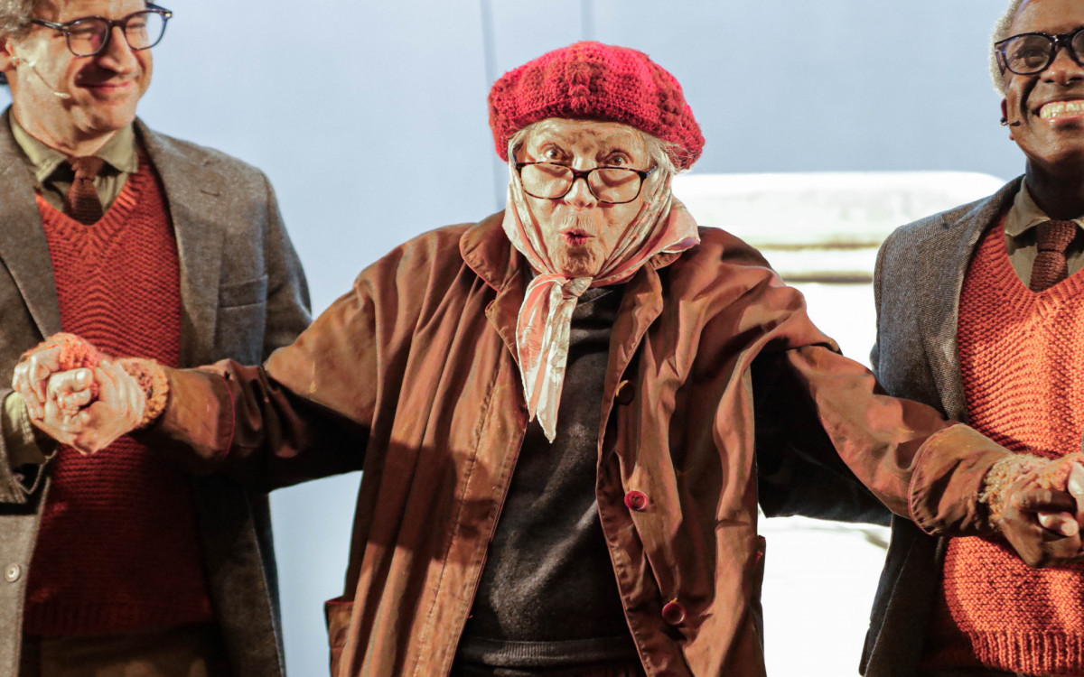 Nathalia Timberg vai às lágrimas após estrear espetáculo aos 95 anos