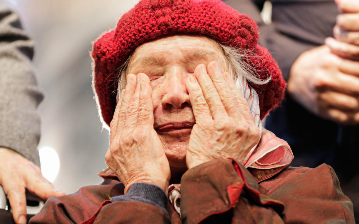 Nathalia Timberg vai às lágrimas após estrear espetáculo aos 95 anos
