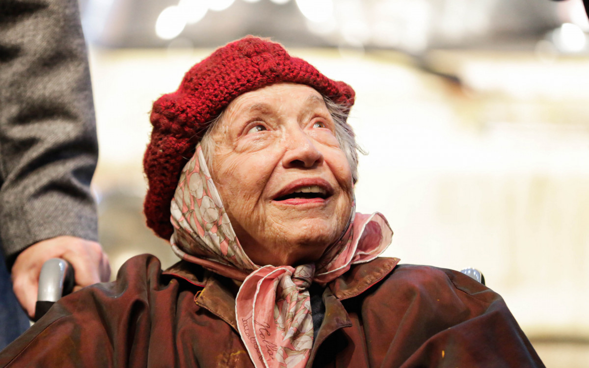 Nathalia Timberg vai às lágrimas após estrear espetáculo aos 95 anos