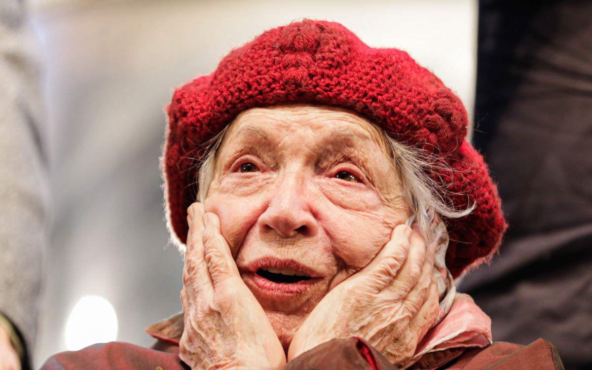 Nathalia Timberg vai às lágrimas após estrear espetáculo aos 95 anos